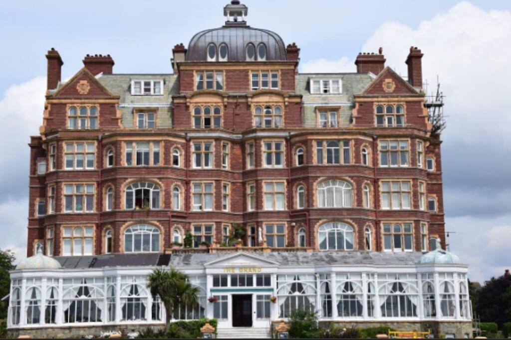 Beautifully Appointed, Period Seaside Apartment Фолькустоун Экстерьер фото