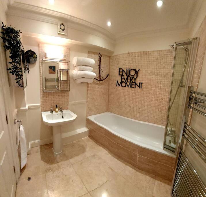 Beautifully Appointed, Period Seaside Apartment Фолькустоун Экстерьер фото